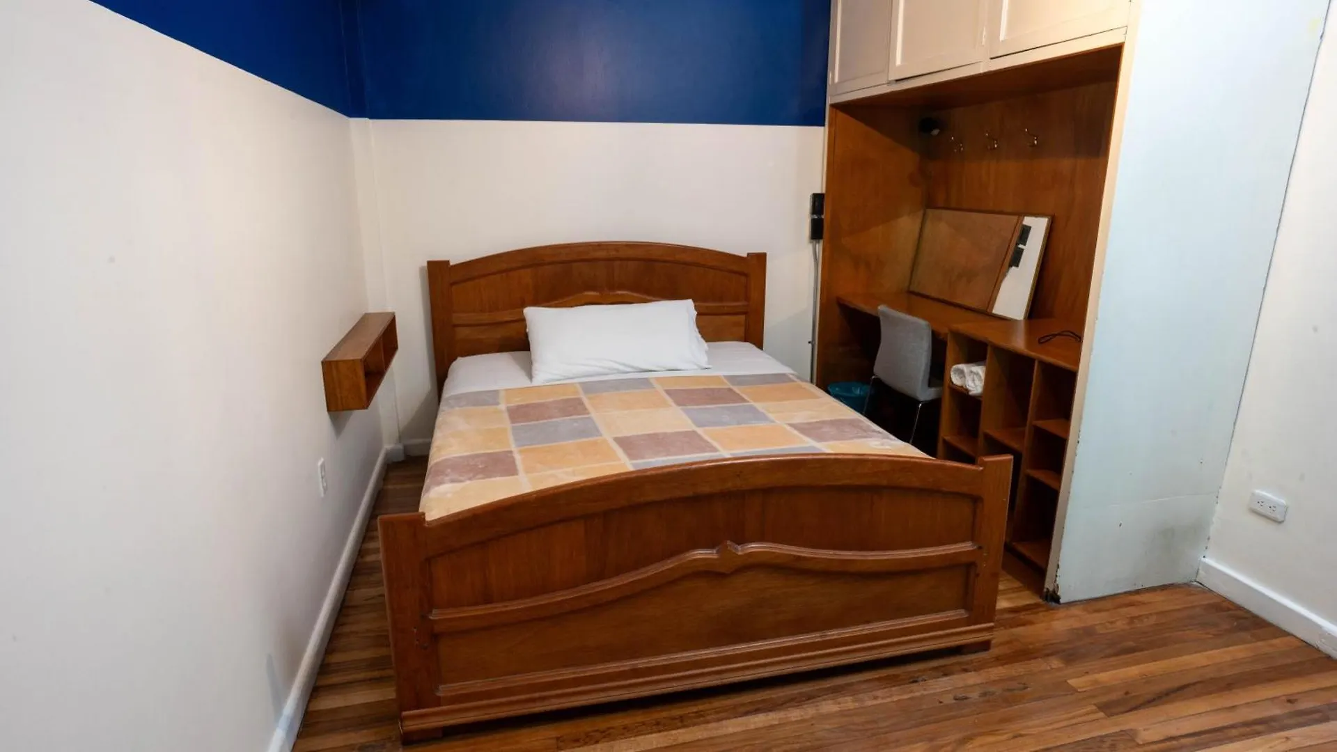 Community Hostel Quito 0*,  Ecuador